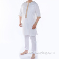 Uomini di kaftan vestire le ultime modelle di Abaya